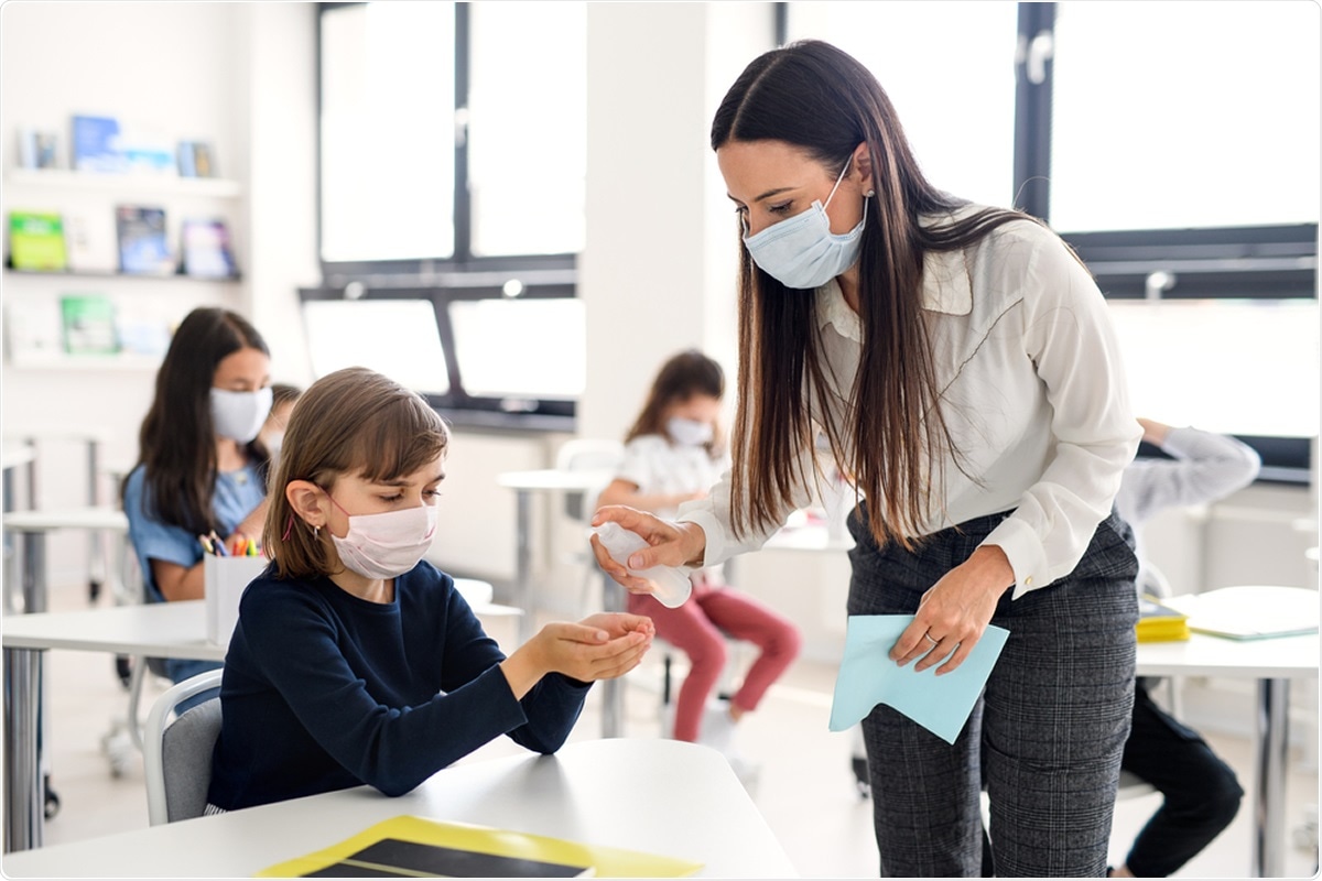 Study: Which policies most effectively reduce SARS-CoV-2 transmission in schools?  Image Credit: Halfpoint / Shutterstock