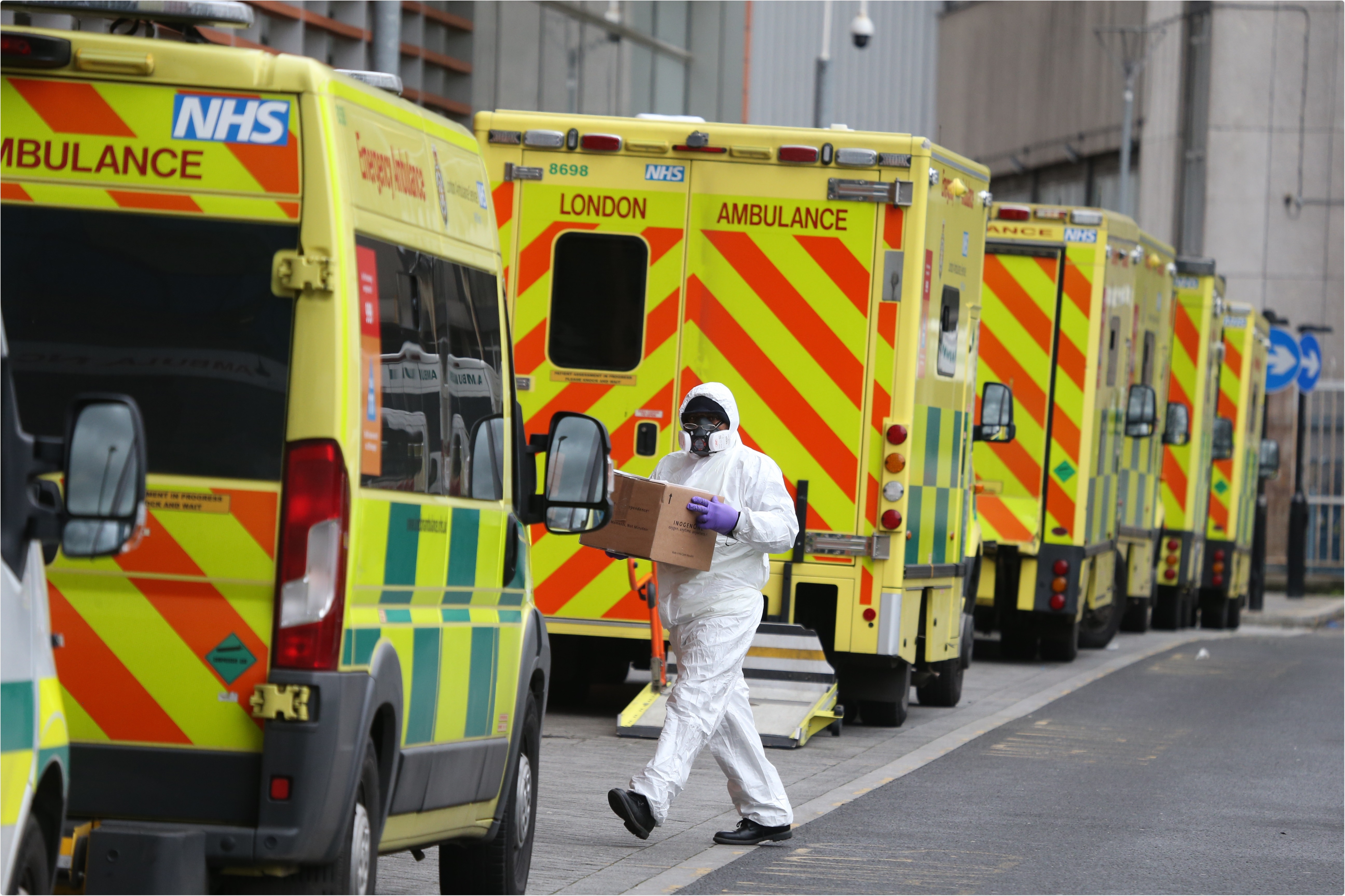 Study: Projected epidemiological consequences of the Omicron SARS-CoV-2 variant in England, December 2021 to April 2022. Image Credit: Ilyas Tayfun Salci / Shutterstock