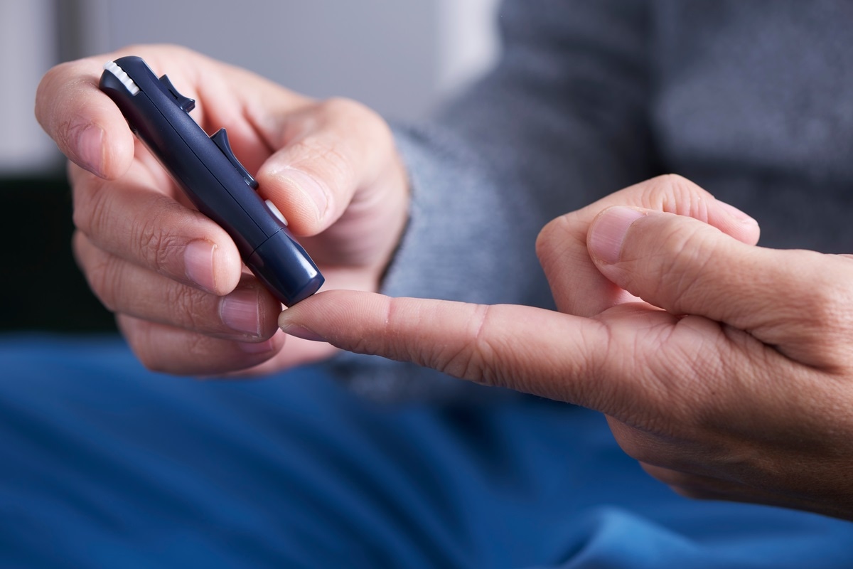 Study: A Single Drop of Fingerstick Blood for Quantitative Antibody Response Evaluation After SARS-CoV-2 Vaccination. Image Credit: nito / Shutterstock