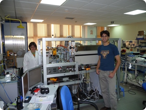 The functioning and devices of the ‘electronic nose’: the vapours emitted by the hand are ionised by an electrospray and their composition analysed in real time using mass spectrometry. Photo: Fernández de la Mora et al.