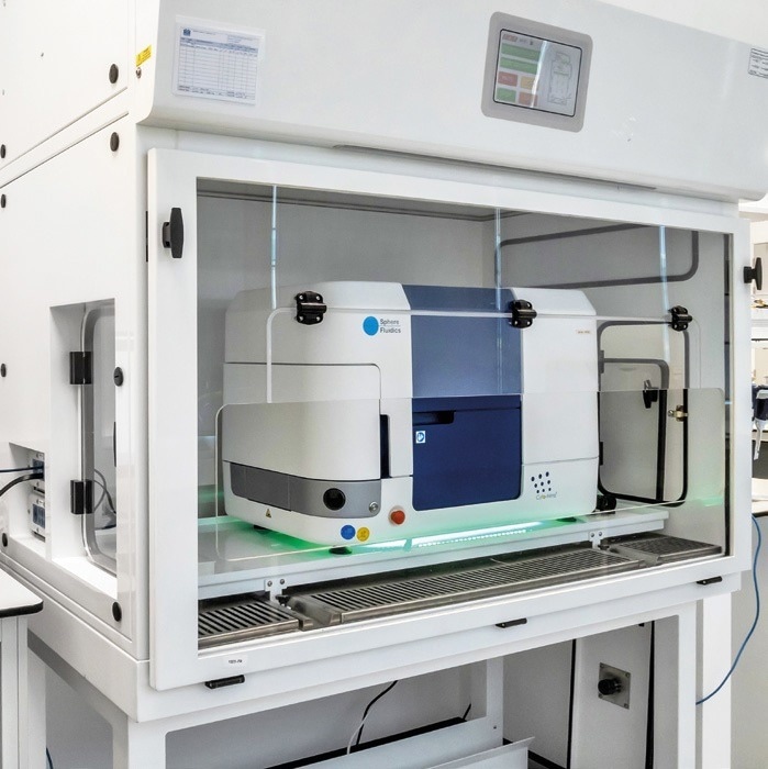 Screening and isolating rare cells with assured clonality