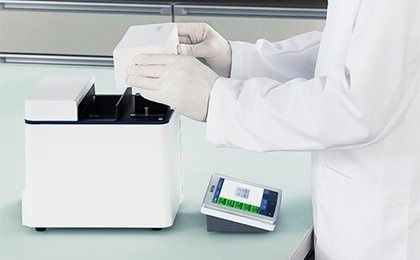 Automated performance verification for UV/Vis spectrophotometers