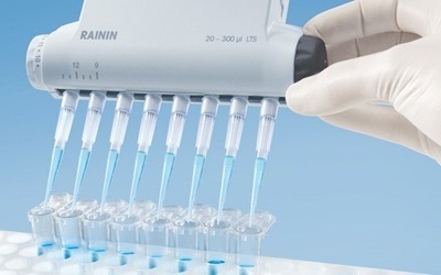 Electronic E4 XLS: Adjustable spacer multichannel pipette