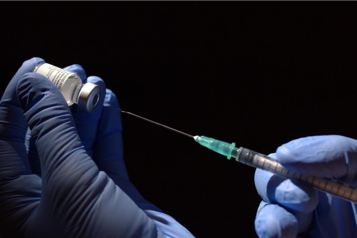 Study: Neutralization of Omicron SARS-CoV-2 by 2 or 3 doses of BNT162b2 vaccine. Image Credit: cortex-film/Shutterstock