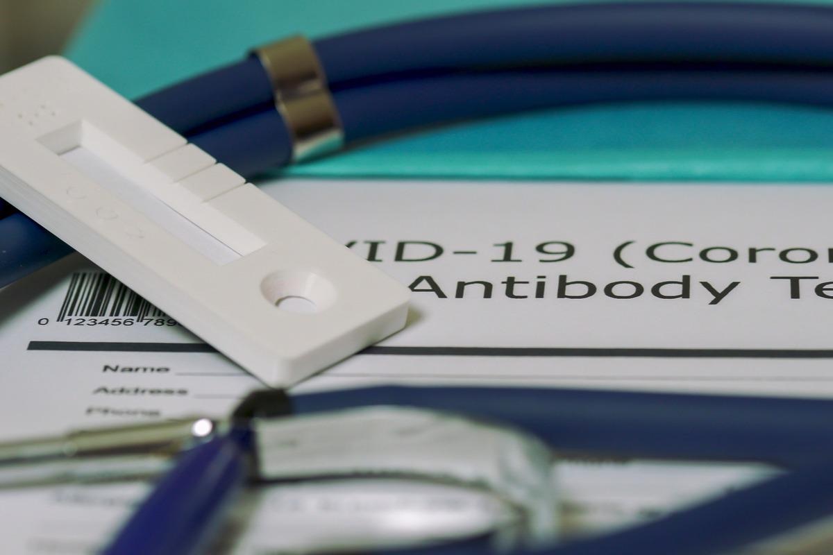 Study: Analytical performance of rapid antigen tests for the detection of SARS-CoV-2 during widespread circulation of the Omicron variant. Image Credit: JHDT Productions/Shutterstock