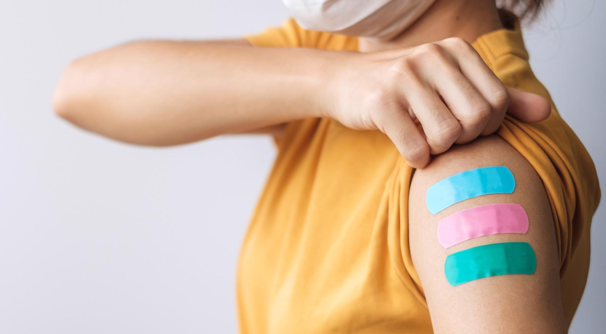 Study: Effectiveness of BNT162b2 booster doses in England: an observational study in OpenSAFELY-TPP. Image Credit: Jo Panuwat D / Shutterstock