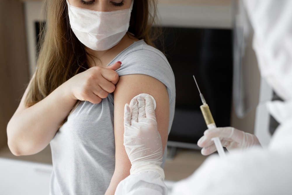 Study: Cohort monitoring of 29 Adverse Events of Special Interest prior to and after COVID-19 vaccination in four large European electronic healthcare data sources. Image Credit: Studio Peace/Shutterstock