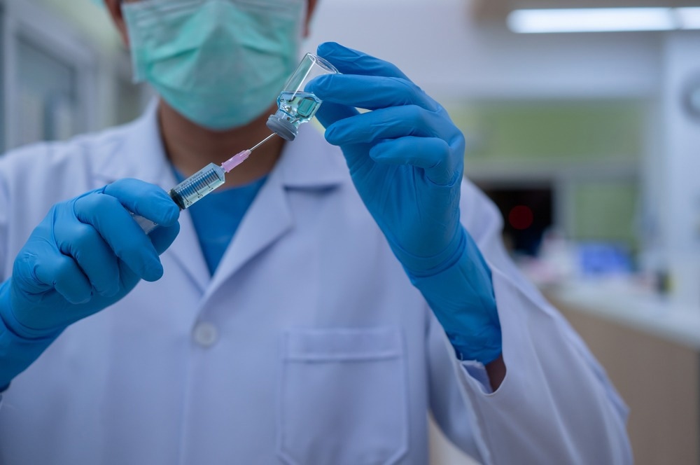 Study: Third primary SARS-CoV-2 mRNA vaccines enhance antibody responses in most patients with haematological malignancies. Image Credit: Hospital Man / Shutterstock.com