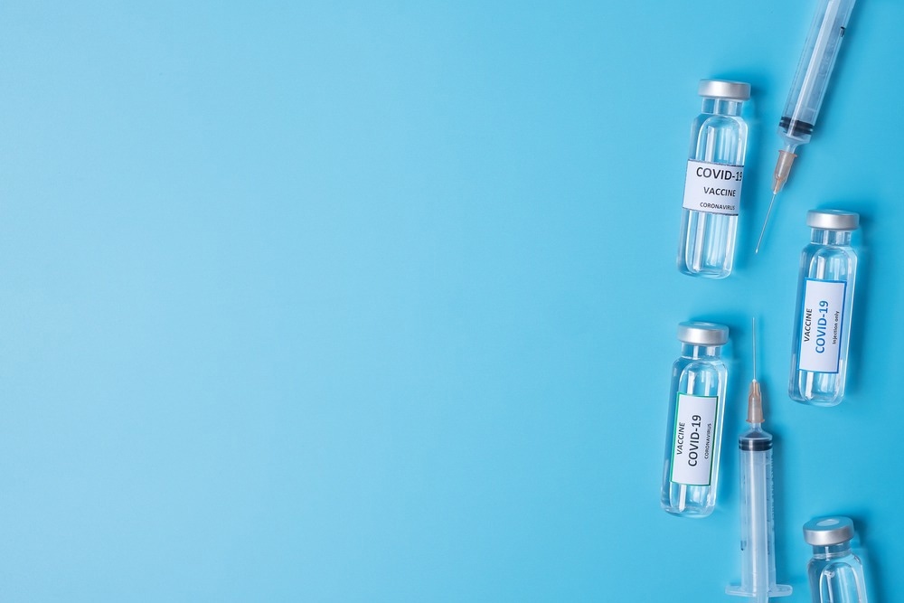 Study: Impaired CD4+ T cell response in older adults is associated with reduced immunogenicity and reactogenicity of mRNA COVID-19 vaccination. Image Credit: Jo Panuwat D/Shutterstock