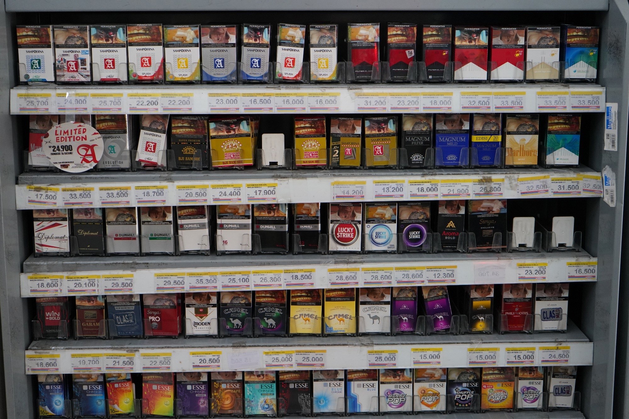 Study: Association of Flavor Perception With Blue vs Purple Cigar Packaging Among US Adults. Image Credit: FarisFitrianto / Shutterstock