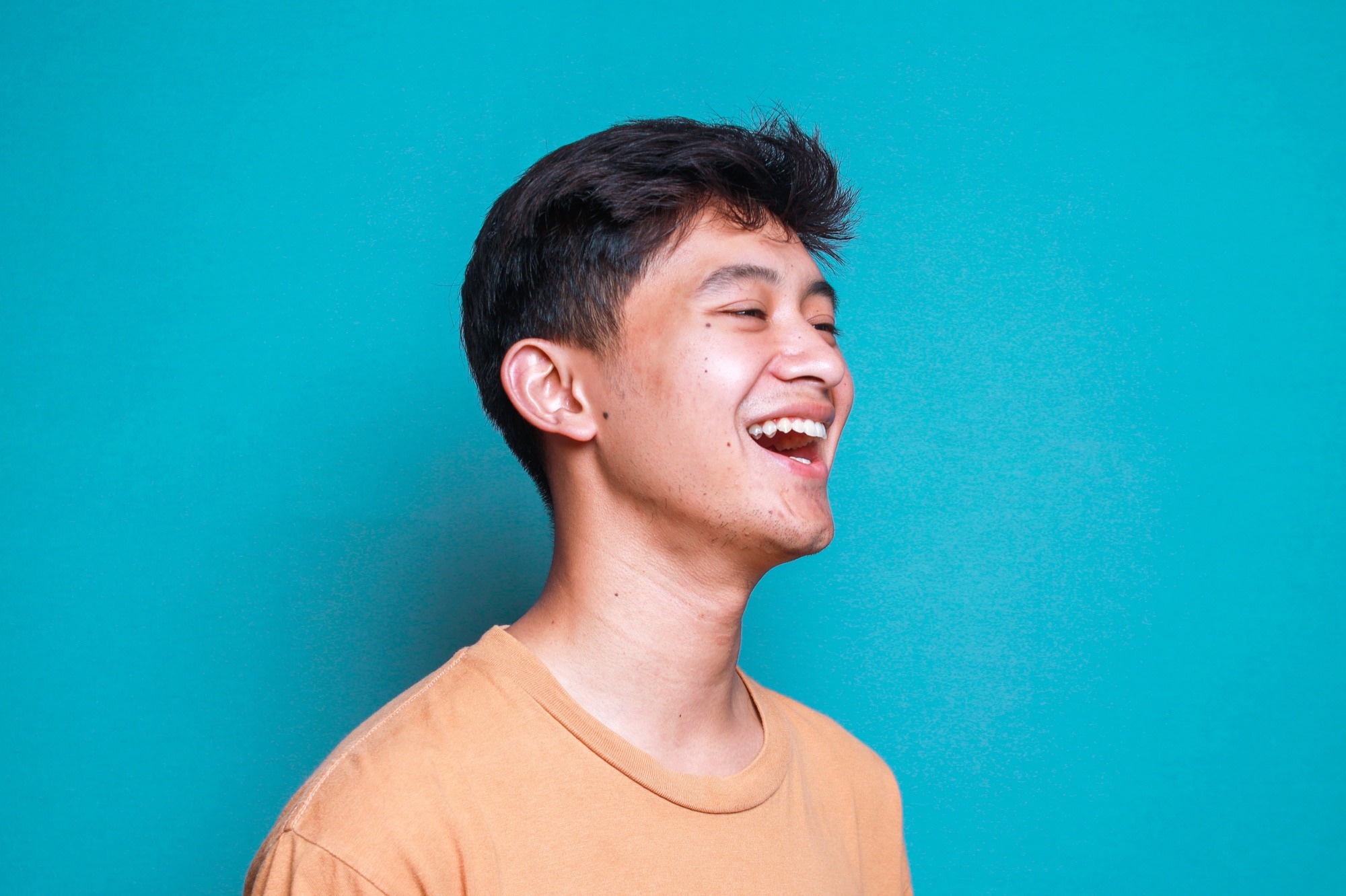 Study: Effect of laughter exercise versus 0.1% sodium hyaluronic acid on ocular surface discomfort in dry eye disease: non-inferiority randomised controlled trial. Image Credit: Gatot Adri/Shutterstock.com