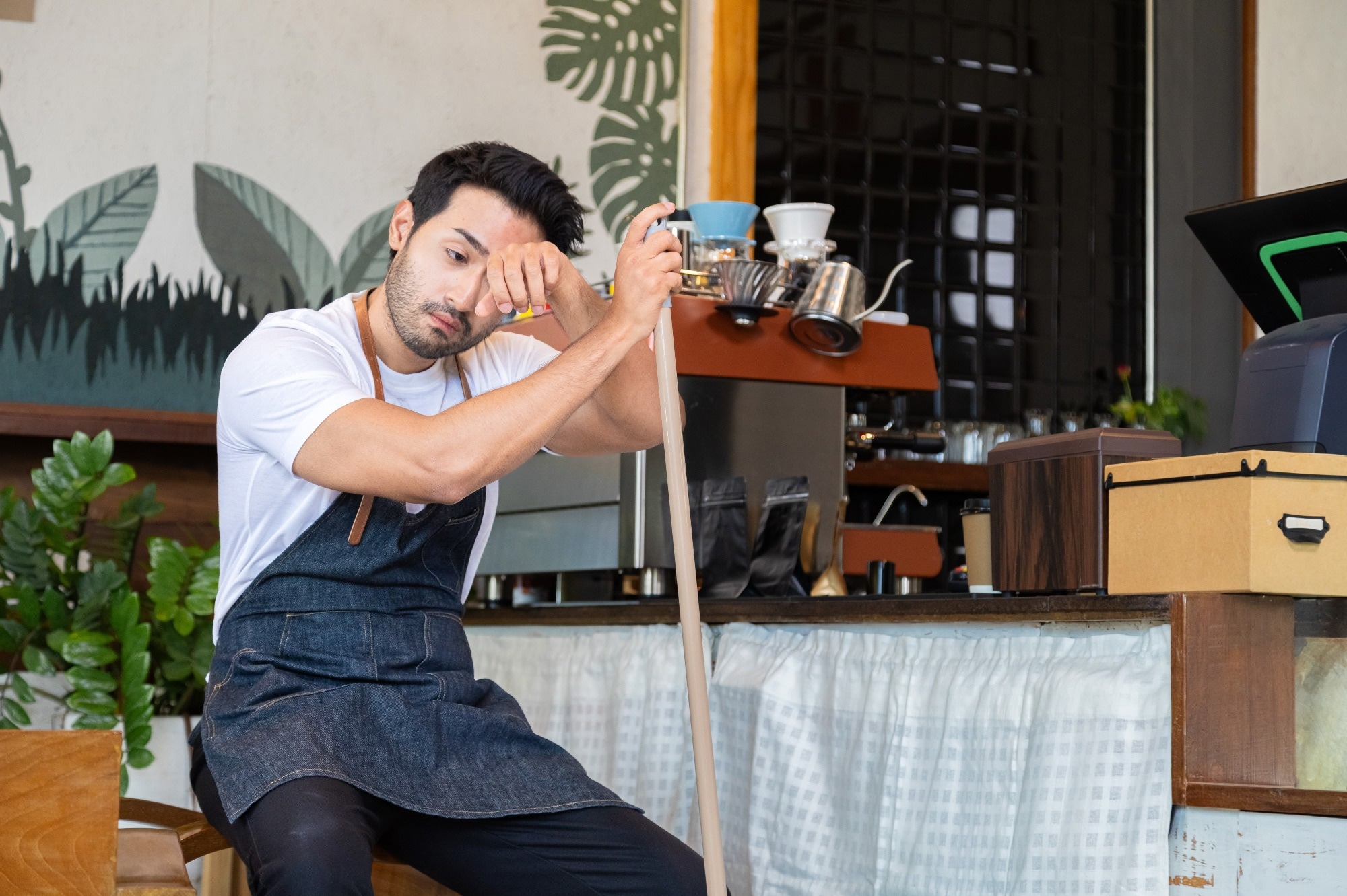 Study: Nirmatrelvir plus ritonavir reduces COVID-19 hospitalization and prevents long COVID in adult outpatients. Image Credit: Simplylove/Shutterstock.com